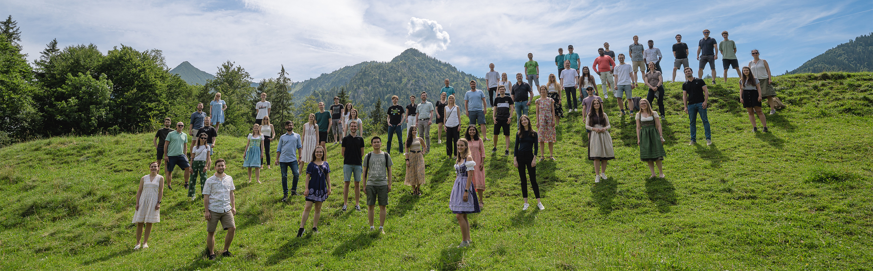 Gruppenbild des Teams von Fraunhofer IKS auf einem Hügel mit Bergen im Hintergrund