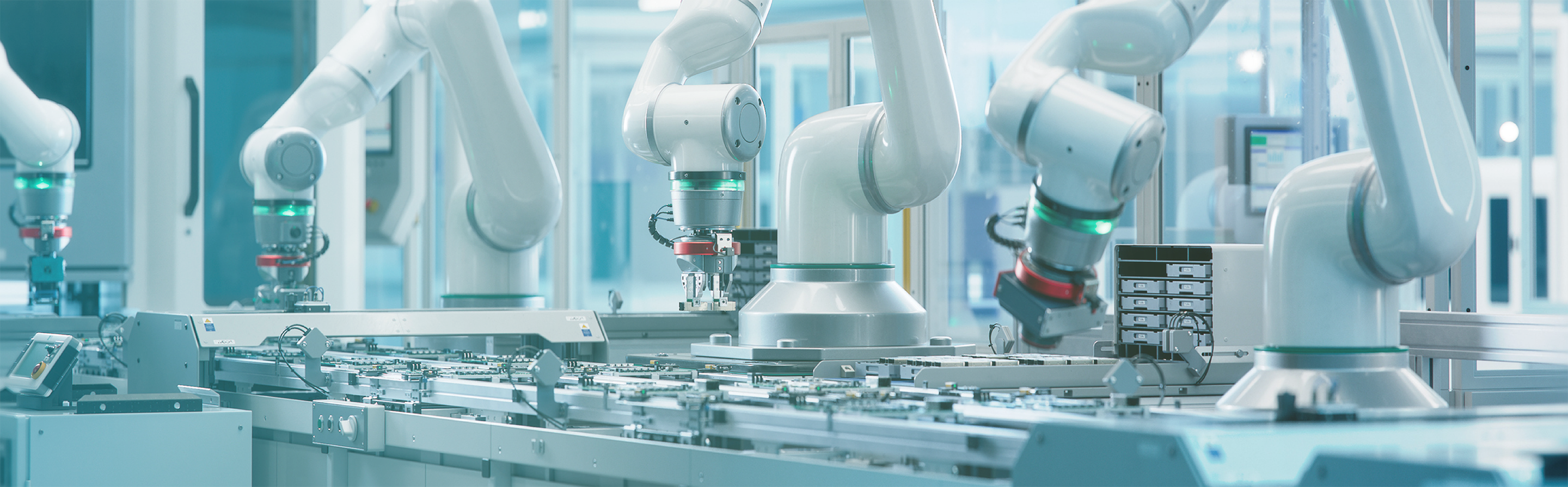 Roboterarme in einer Fabrikhalle
