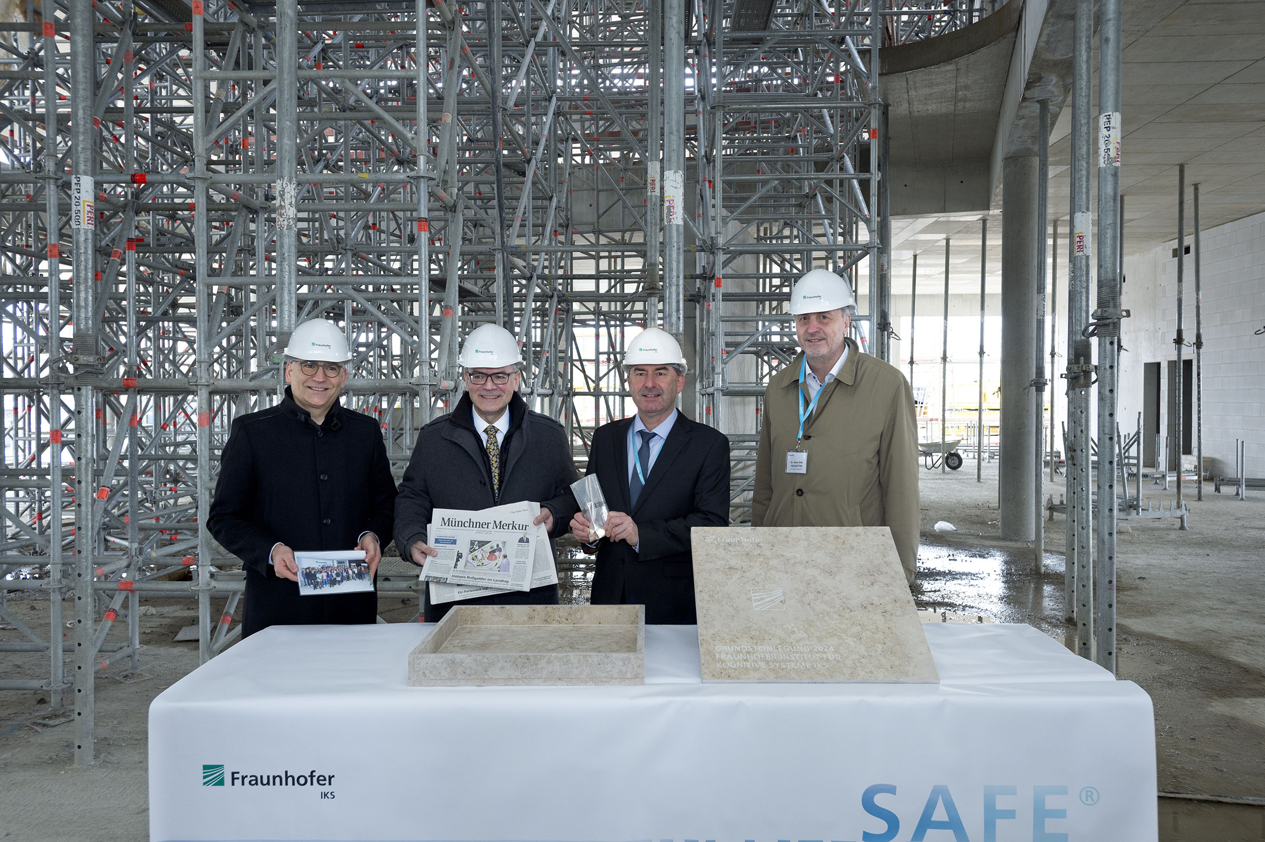 Gruppenfoto von Grundsteinlegung für Institutsgebäude des Fraunhofer IKS