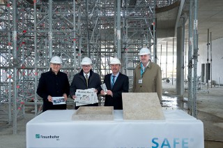 Gruppenfoto von Grundsteinlegung für Institutsgebäude des Fraunhofer IKS