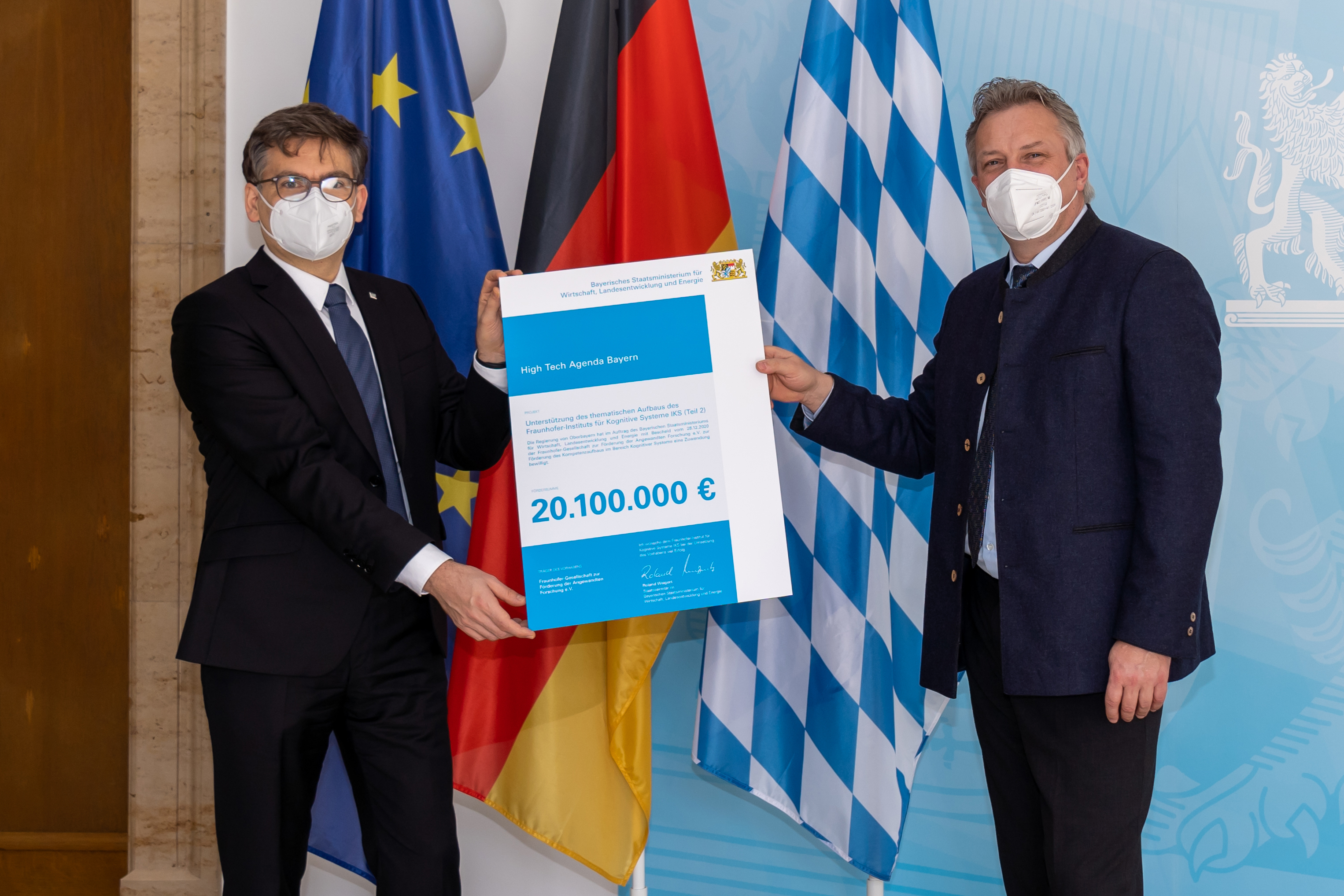 Übergabe des Förderbescheids durch Wirtschaftsstaatssekretär Roland Weigert (rechts) an apl. Prof. Dr. Mario Trapp (links)