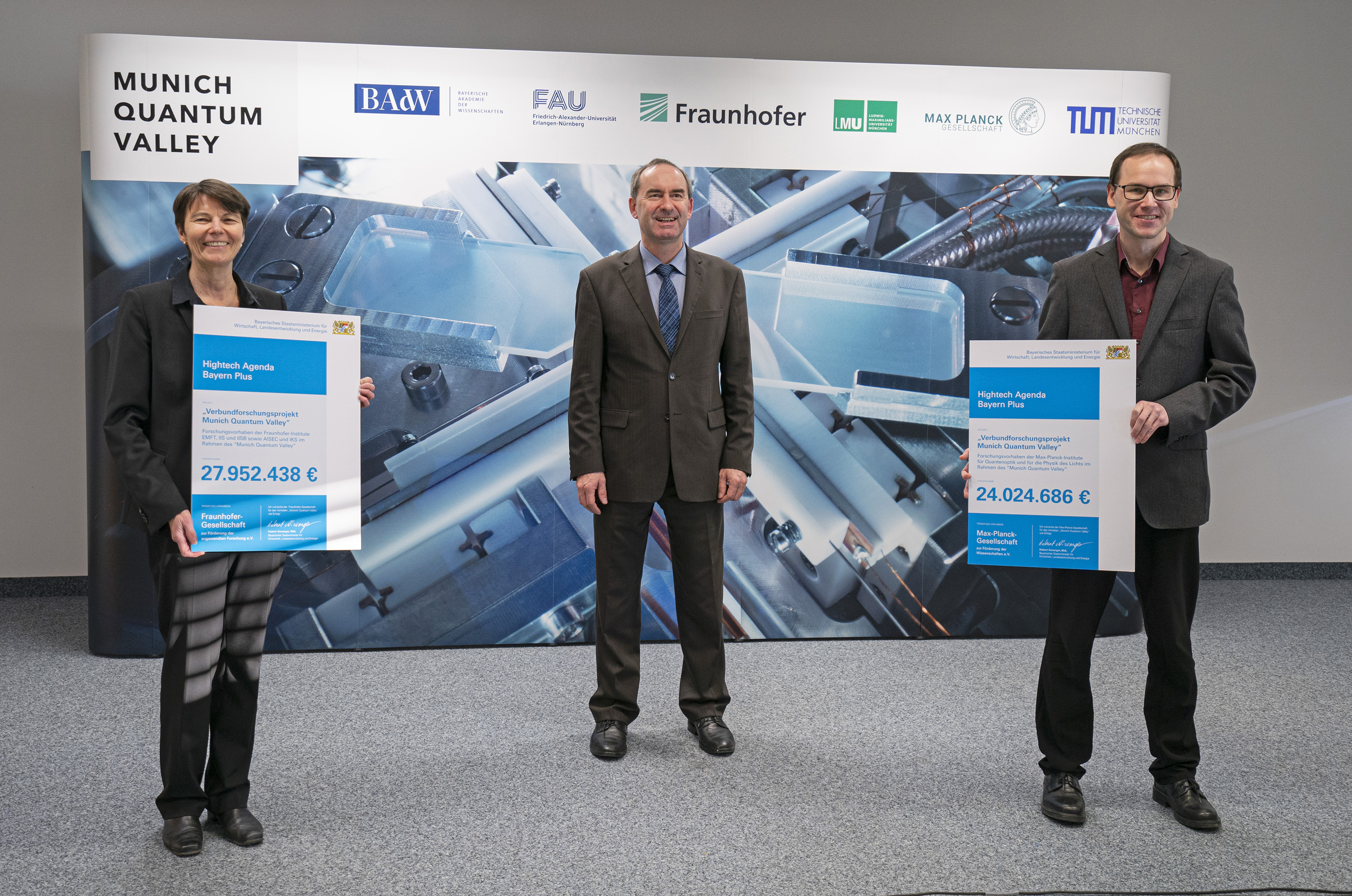 Prof. Claudia Eckert (Fraunhofer AISEC), Hubert Aiwanger (Bayerischer Wirtschaftsminister) und Prof. Florian Marquardt (Direktor MPI) bei der Übergabe der Förderbescheide für das Munich Quantum Valley (MQV)