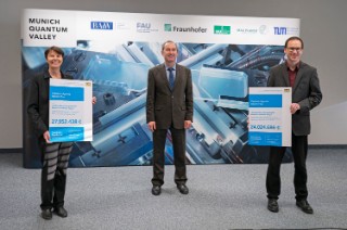 Prof. Claudia Eckert (Fraunhofer AISEC), Hubert Aiwanger (Bayerischer Wirtschaftsminister) und Prof. Florian Marquardt (Direktor MPI) bei der Übergabe der Förderbescheide für das Munich Quantum Valley (MQV)