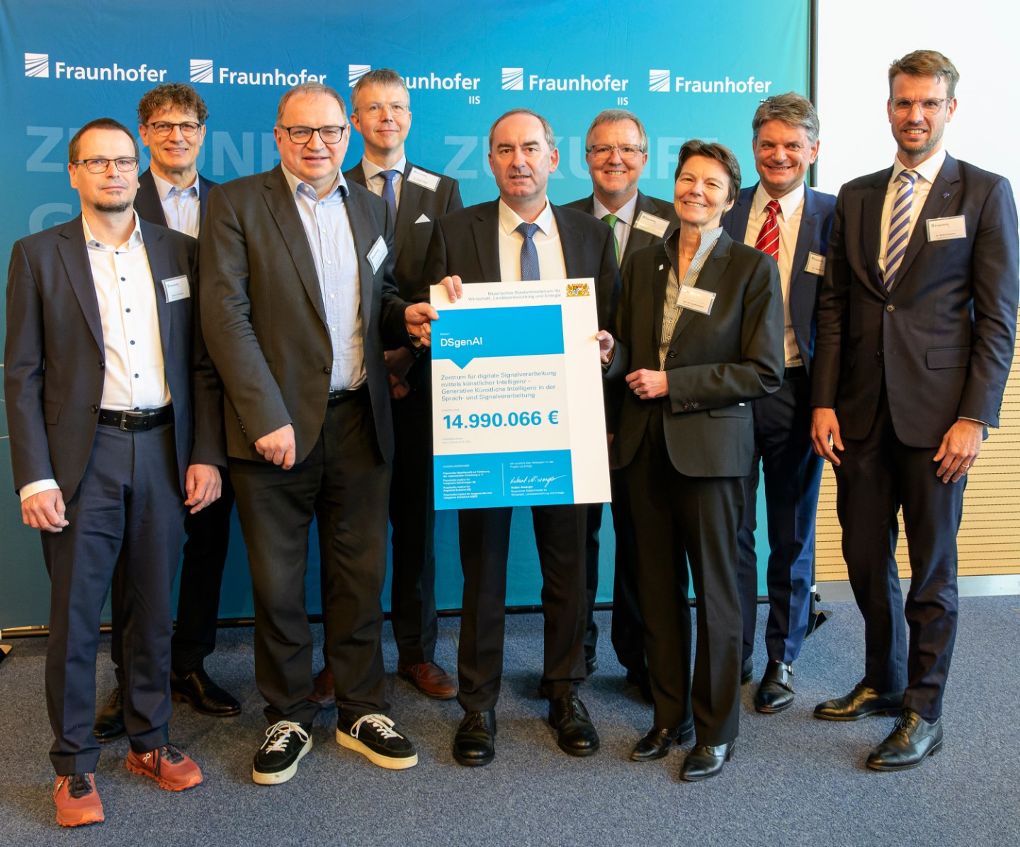 Förderbescheidübergabe für das Forschungsprojekt DSgenAI, v.l.: Bernhard Niemann, Prof. Dr. Alexander Martin, Prof. Dr.-Ing. Bernhard Grill, Dr. Frederik Nagel (alle Fraunhofer IIS), Staatsminister Hubert Aiwanger, Dr. Reinhard Stolle (Fraunhofer IKS), Prof. Dr. Claudia Eckert (Fraunhofer AISEC), Prof. Dr. Joachim Hornegger (FAU), Dr. Renke Deckarm (Europäische Kommission – Vertretung in München)