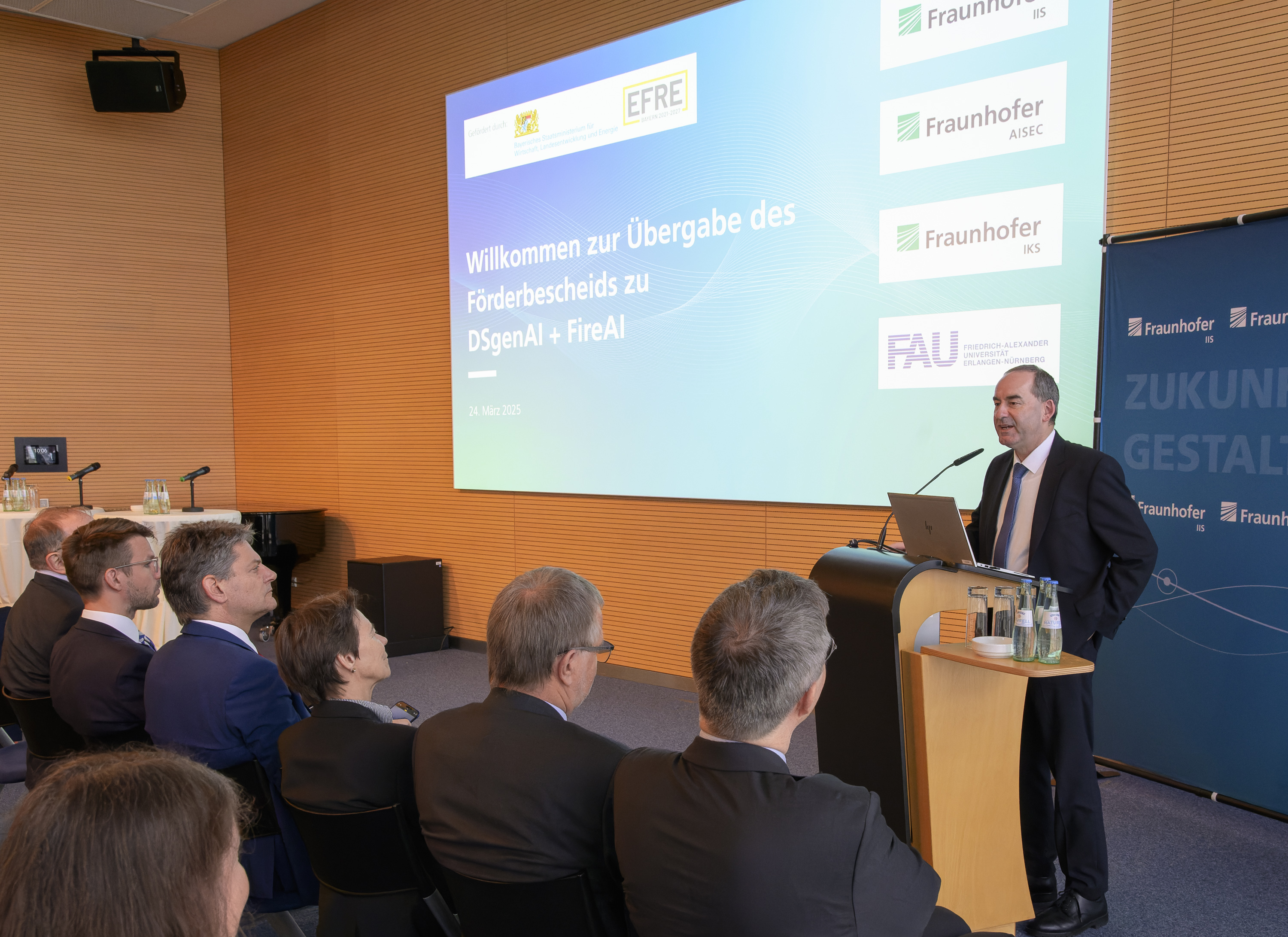 Staatsminster Hubert Aiwanger anlässlich der Übergabe der Förderbescheide zu DSgenAI und FireAI.