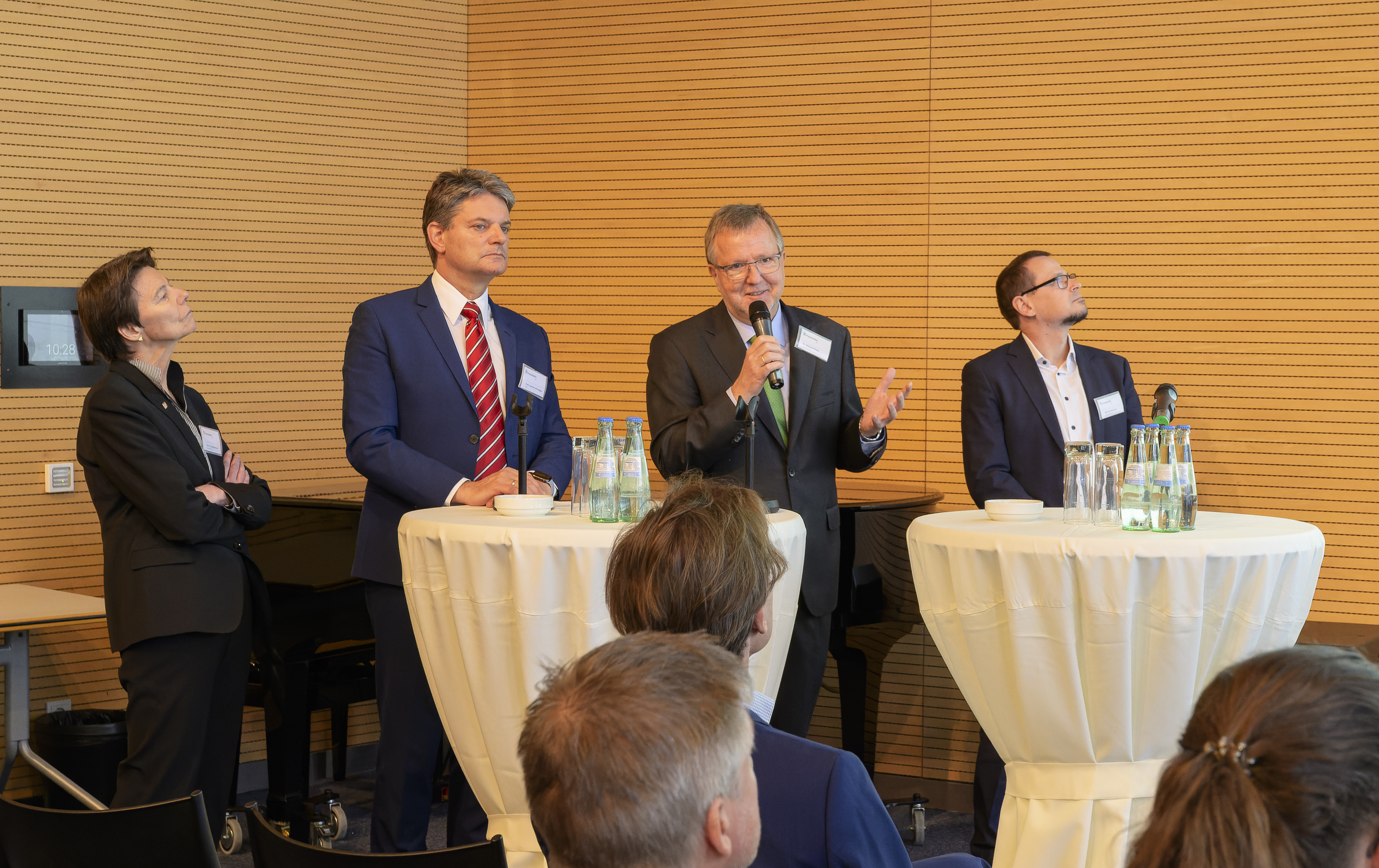 Podiumsdiskussion zu den geförderten Projekten DSgenAI und FireAI, v.l. Prof. Dr. Claudia Eckert (Fraunhofer AISEC), Prof. Dr. Joachim Hornegger (FAU), Dr. Reinhard Stolle (Fraunhofer IKS), Bernhard Niemann (Fraunhofer IIS)