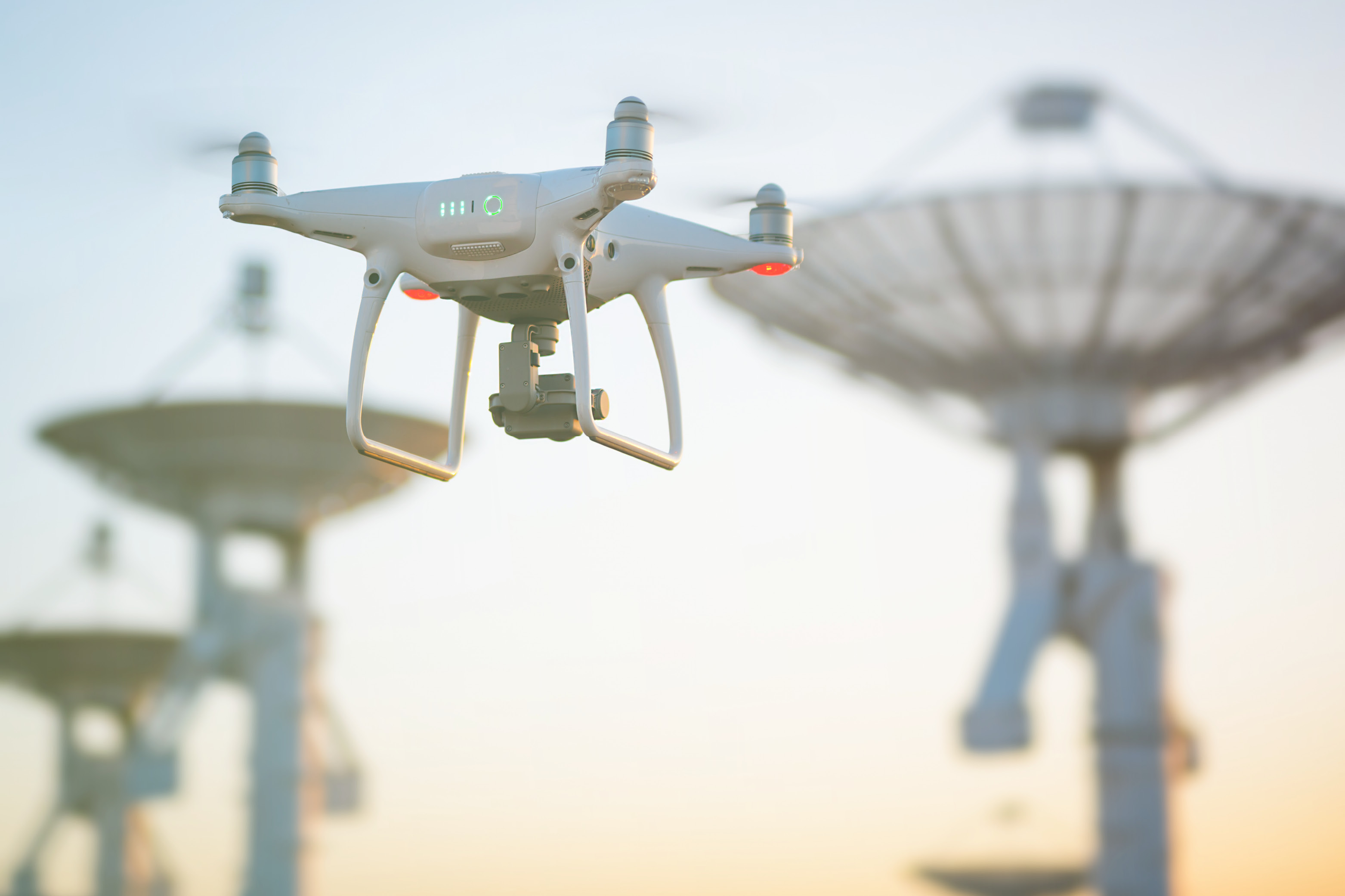 Drohne fliegt am Satellitenantennen-Array