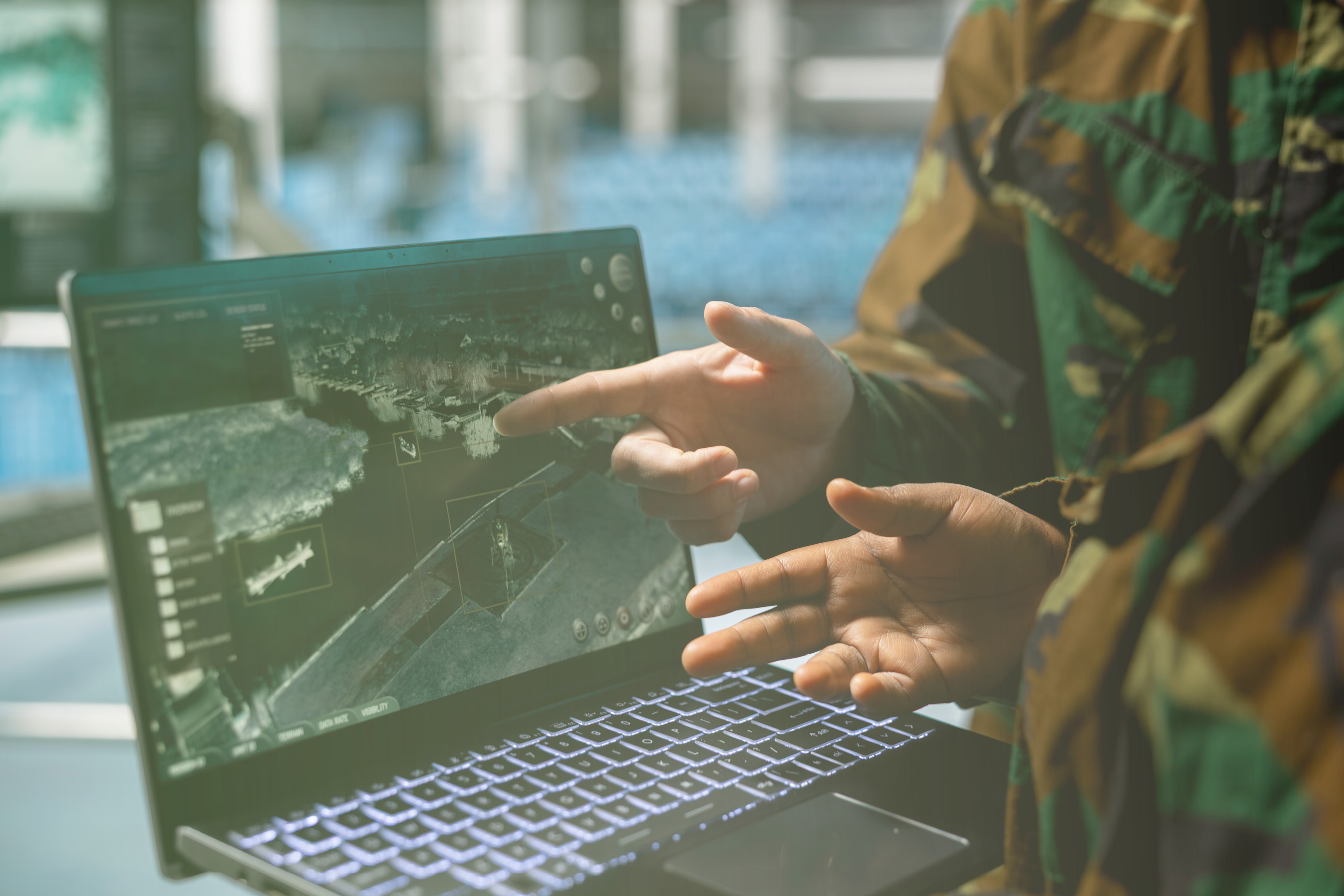 Nahaufnahme von Armeeexperten im Datenzentrum, die Infrarot-Überwachungs-Feed analysieren