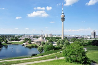 Olympiapark in München mit Olympiaturm und Olympiasee