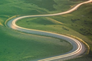 Geschwungene Straße in der Dämmerung