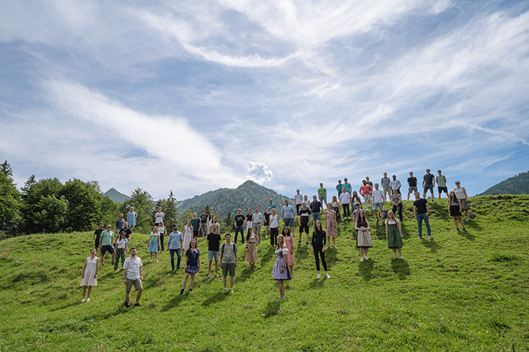 Gruppenbild des Teams von Fraunhofer IKS auf einem Hügel mit Bergen im Hintergrund